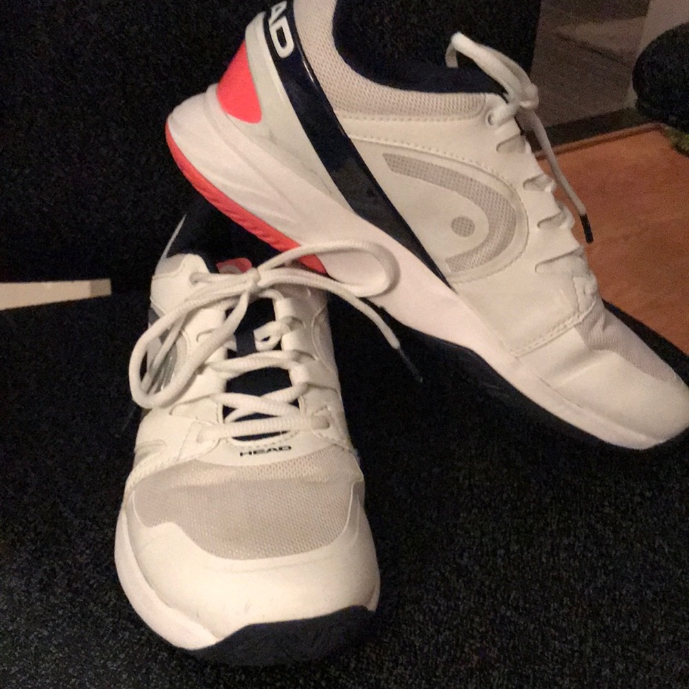 Tennis shoe